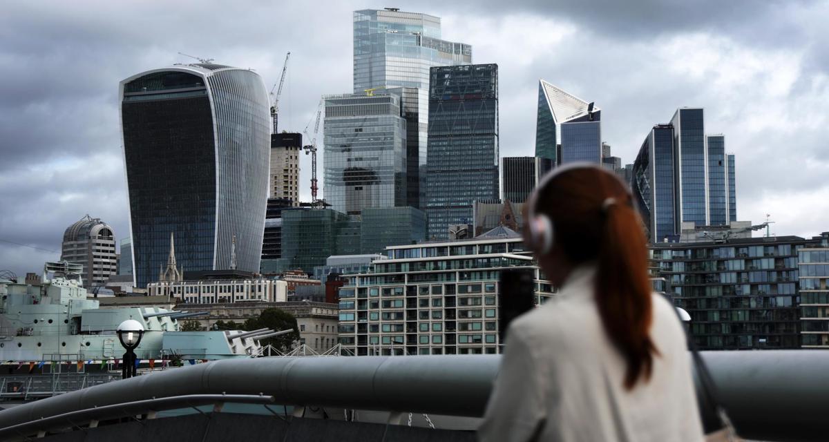 Μηνιαία συρρίκνωση 0,3% τον Απρίλιο για βρετανική οικονομία