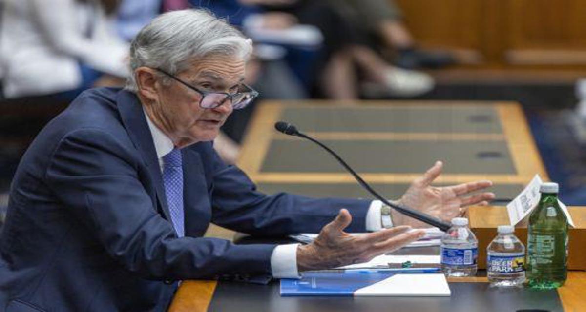 Ο επικεφαλής της Fed δεν προτίθεται να μειώσει τα επιτόκια, παρά τη σφοδρή κριτική Τραμπ