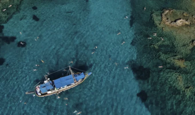 &laquo;&Kappa;&#x3ac;&theta;&epsilon; &delta;&epsilon;&#x3cd;&tau;&epsilon;&rho;&eta; &alpha;&nu;&#x3ac;&sigma;&alpha; &mu;&alpha;&sigmaf; &pi;&rho;&omicron;&#x3ad;&rho;&chi;&epsilon;&tau;&alpha;&iota; &alpha;&pi;&#x3cc; &tau;&omicron;&upsilon;&sigmaf; &omega;&kappa;&epsilon;&alpha;&nu;&omicron;&#x3cd;&sigmaf;&raquo;: &Eta; &omicron;&iota;&kappa;&omicron;&lambda;&omicron;&gamma;&iota;&kappa;&#x3ae; &sigma;&eta;&mu;&alpha;&sigma;&#x3af;&alpha; &tau;&omega;&nu; &Theta;&alpha;&lambda;&#x3ac;&sigma;&sigma;&iota;&omega;&nu; &Pi;&#x3ac;&rho;&kappa;&omega;&nu;