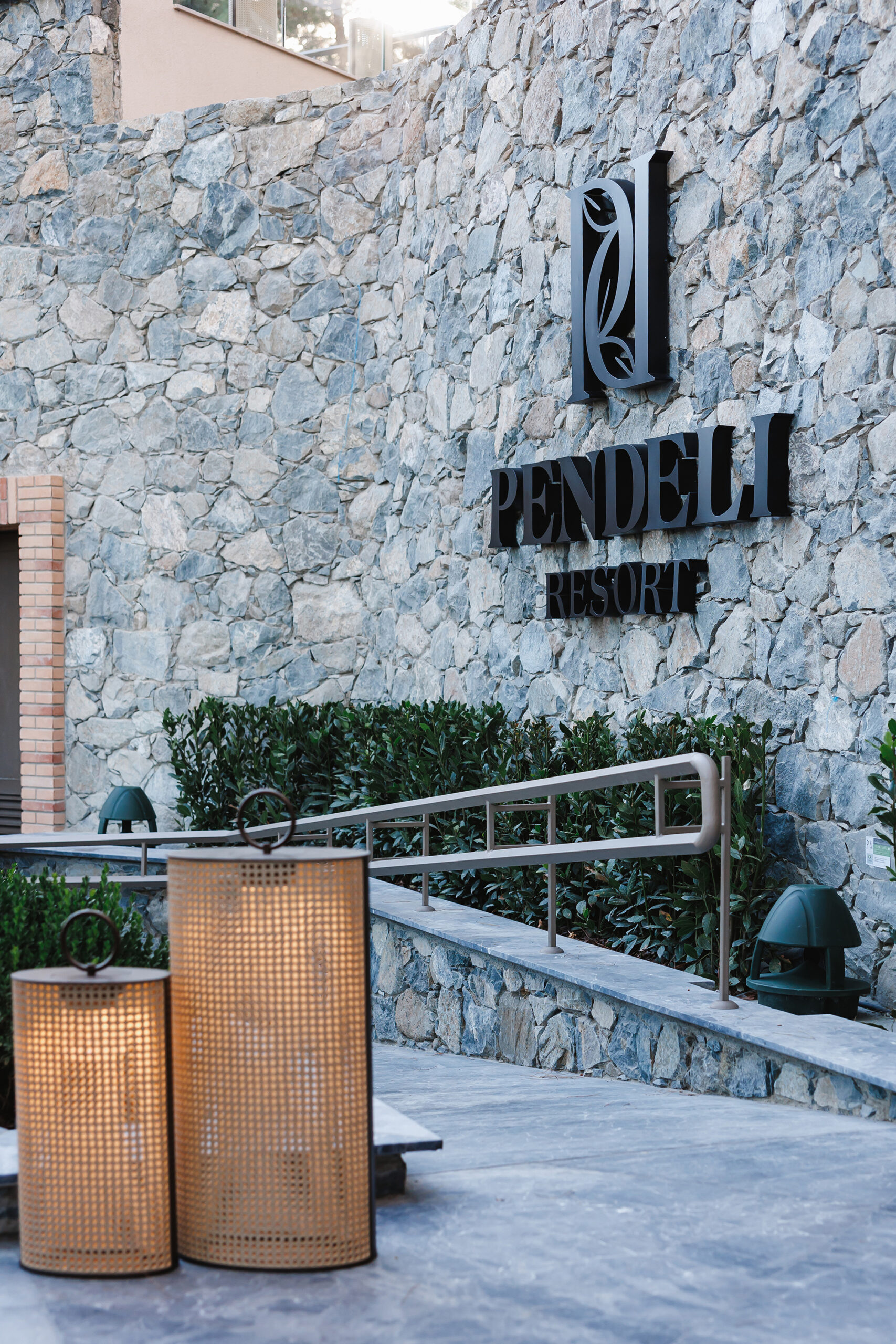 Η Επιστροφή ενός Θρύλου: Το Pendeli Resort Ξανανοίγει τις Πόρτες του στις Πλάτρες