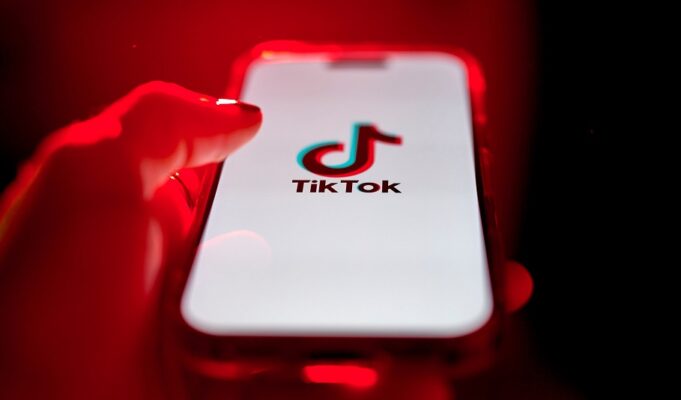 Στο στόχαστρο το TikTok και Instagram: Κατηγορίες για προώθηση περιεχομένου αυτοκαταστροφής σε εφήβους
