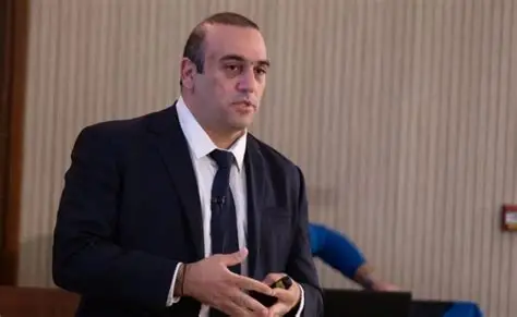 &Gamma;&iota;&#x3ac;&nu;&nu;&eta;&sigmaf; &Kappa;&alpha;&rho;&omicron;&#x3cd;&sigma;&omicron;&sigmaf;: &Pi;&omicron;&#x3cd; &epsilon;&xi;&alpha;&phi;&alpha;&nu;&#x3af;&sigma;&tau;&eta;&kappa;&alpha;&nu; &tau;&alpha; &alpha;&rho;&chi;&epsilon;&#x3af;&alpha; &tau;&omicron;&upsilon; &Gamma;&Tau;&Pi; &kappa;&alpha;&iota; &tau;&omega;&nu; &Upsilon;&pi;&omicron;&upsilon;&rho;&gamma;&epsilon;&#x3af;&omega;&nu;;