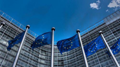Οι Βρυξέλλες αναστέλλουν τα αντίμετρα μετά την εμπορική συμφωνία που συνήφθη με τον Τραμπ