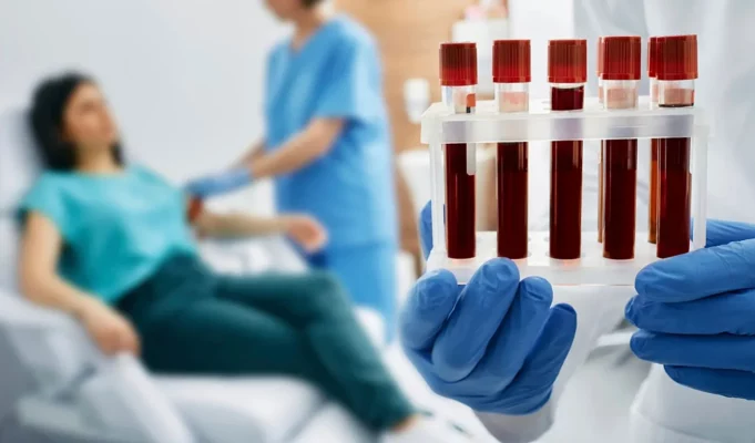 Αυτή η απλή εξέταση αίματος θα μπορούσε να φέρει επανάσταση στη διάγνωση του Αλτσχάιμερ