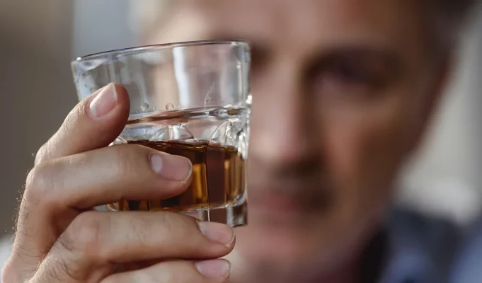 Η κατανάλωση αλκοόλ αυξάνει τον κίνδυνο άνοιας, προειδοποιεί μελέτη