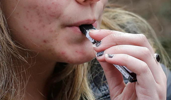 Ηλεκτρονικό τσιγάρο και τζόγος έχουν αυξηθεί στα παιδιά 15-16 ετών – Ανησυχητικές οι τάσεις