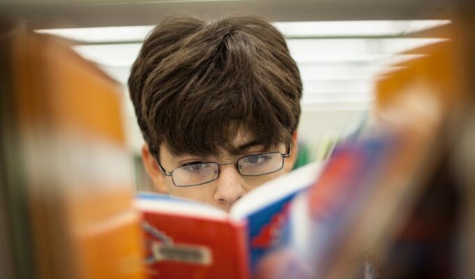 Μυωπία: Ραγδαία αύξηση στα παιδιά λόγω οθονών και τρόπου ζωής από προσχολική ηλικία