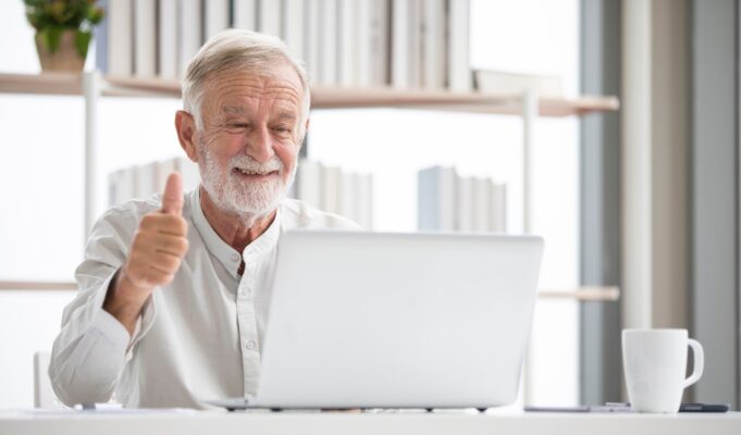 Πώς θα βοηθήσετε τα ηλικιωμένα μέλη της οικογένειας να αποφύγουν τις διαδικτυακές απάτες