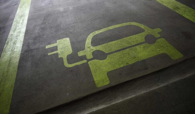 Τα ηλεκτρικά αυτοκίνητα «γεννιούνται» ρυπαντές και εξελίσσονται σε ωφέλιμα στο περιβάλλον δείχνει νέα έρευνα