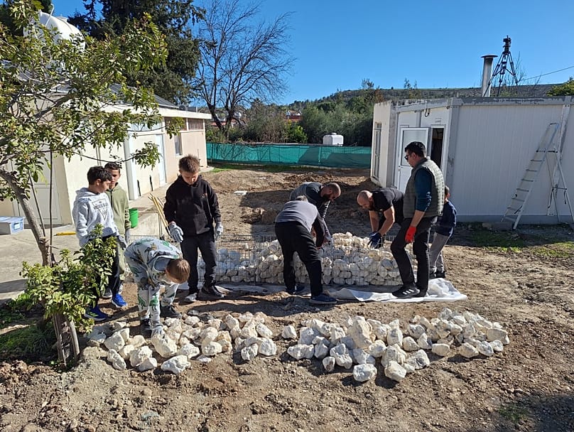 Αγροκηπιά - Κατασκευή συρματοκιβωτίου (Gabion) για φυσική αναβαθμίδα στον κήπο