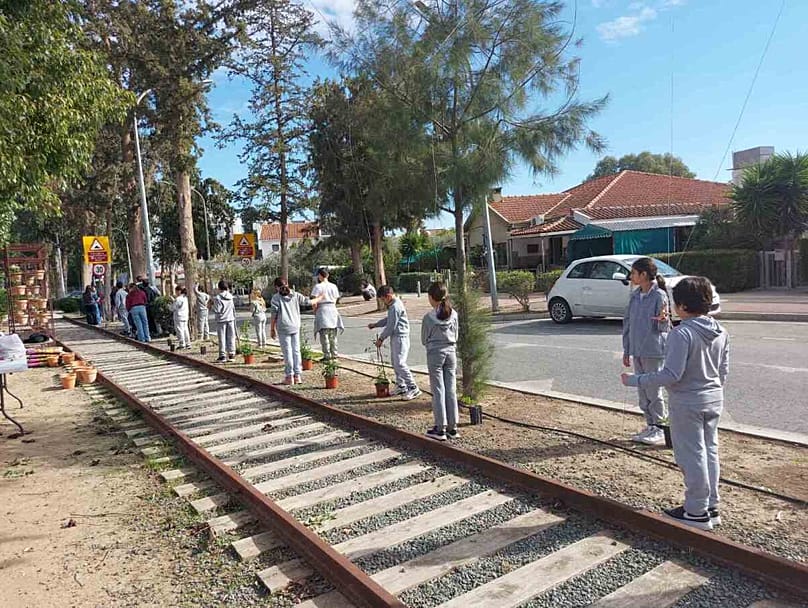 Παιδιά σχολείων της Κύπρου (Δημοτικο Καϊμακλίου) πρασινίζουν τη γειτονιά τους