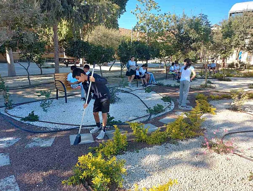 Παιδιά στο Δημοτικό Σχολείο Καϊμακλίου Β΄ (ΚΒ) περιποιούνται τον κήπο που έφτιαξαν