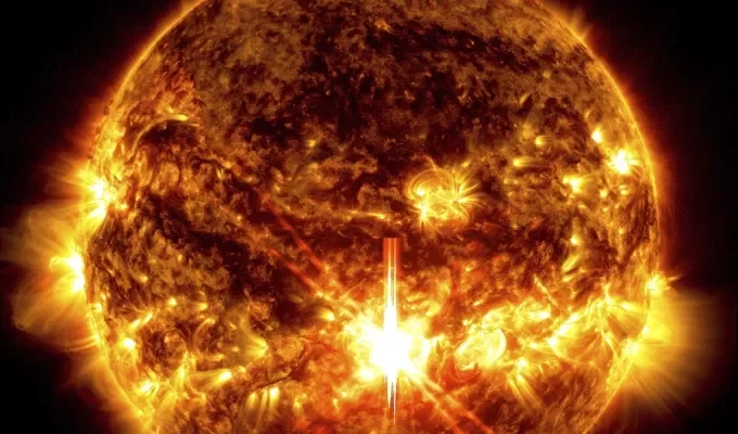 Ηλιακή καταιγίδα πλήττει τη Γη – Τι είναι και πώς θα τη δούμε
