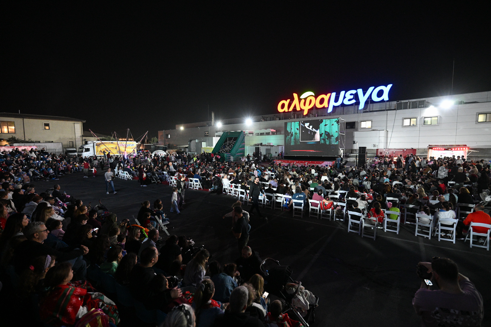 Λάμψη και εορταστική διάθεση στην φωταγώγηση των Χριστουγεννιάτικων δέντρων στις Υπεραγορές Αλφαμέγα