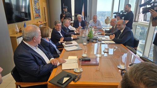 Καμία επιβάρυνση από ΑΤΑ στο κόστος μισθού δημ. υπαλλήλων μέχρι 2028, λέει ο ΥΠΟΙΚ