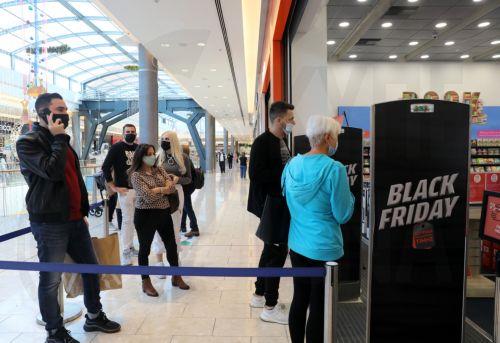 Συγκρατημένες εκπτώσεις και κουρασμένοι καταναλωτές στο Black Friday, δηλώνουν φορείς