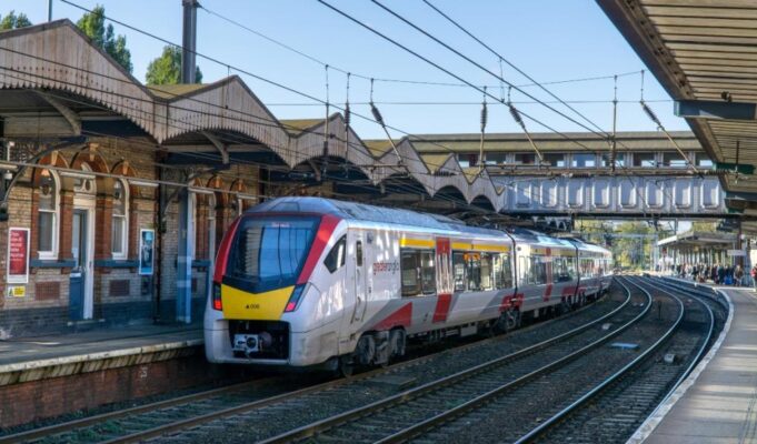 Wi-Fi υψηλών ταχυτήτων στα βρετανικά τρένα: Τεχνολογία Formula 1 φέρνει την επανάσταση στις σιδηροδρομικές συνδέσεις