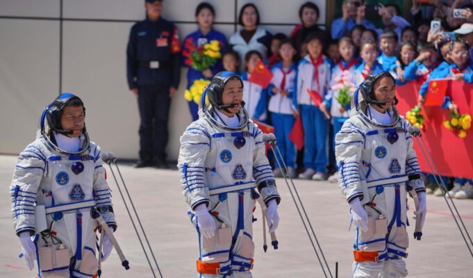 Επέστρεψαν τρεις Κινέζοι αστροναύτες λόγω ζημιάς από διαστημικά συντρόμμια στον Shenzjou