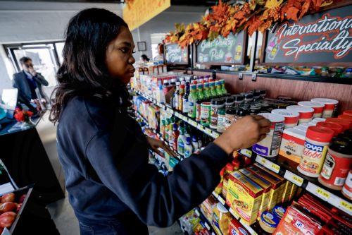 Η κυβέρνηση Τραμπ θα καταβάλει σε φτωχούς Αμερικανούς τη μισή επισιτιστική βοήθεια για τον Νοέμβριο