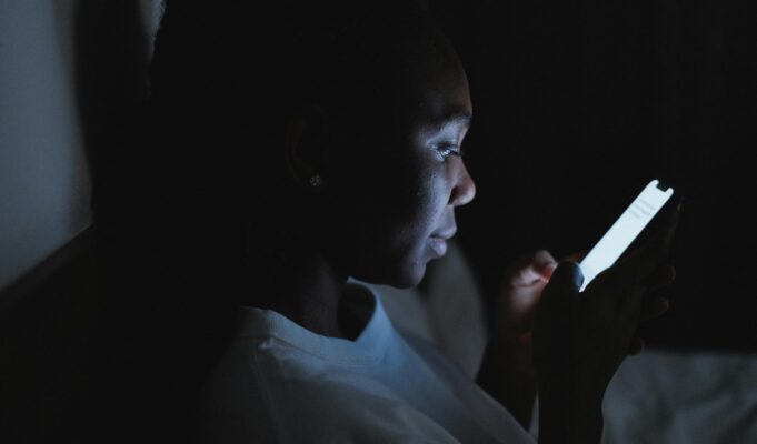 Νυχτερινή χρήση smartphone: Αυξάνει ή μειώνει τον αυτοκτονικό κίνδυνο;