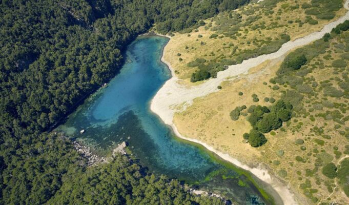 Γιατί οι τουρίστες πρέπει να σκουπίζουν τα παπούτσια τους πριν επισκεφθούν τη «διαυγέστερη λίμνη του κόσμου»