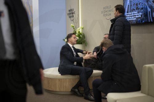 To NATO &delta;&epsilon;&nu; &mu;&pi;&omicron;&rho;&epsilon;ί &nu;&alpha; &alpha;&mu;&upsilon;&nu;&theta;&epsilon;ί &chi;&omega;&rho;ί&sigmaf; &tau;&iota;&sigmaf; &Eta;&Pi;&Alpha;, &lambda;έ&epsilon;&iota; &omicron; &Rho;&omicron;ύ&tau;&epsilon;