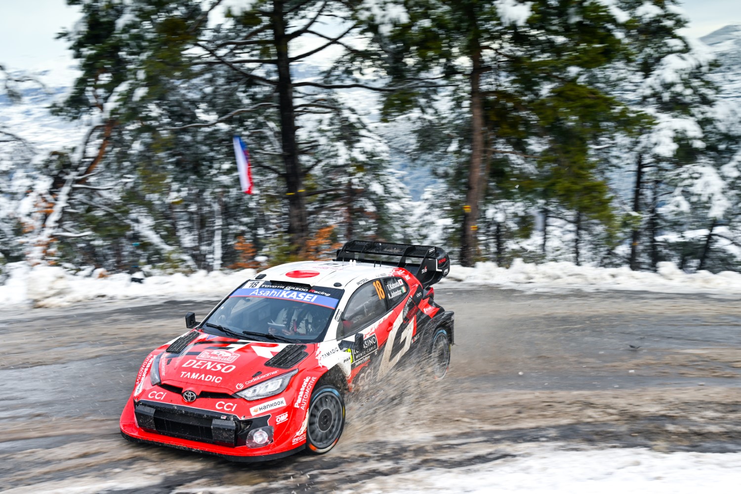 &Sigma;&alpha;&rho;&omega;&tau;&iota;&kappa;ή &eta; &omicron;&mu;ά&delta;&alpha; &tau;&eta;&sigmaf; Toyota Gazoo Racing &sigma;&tau;&omicron; &Rho;ά&lambda;&iota; &tau;&omicron;&upsilon; &Mu;ό&nu;&tau;&epsilon; &Kappa;ά&rho;&lambda;&omicron;