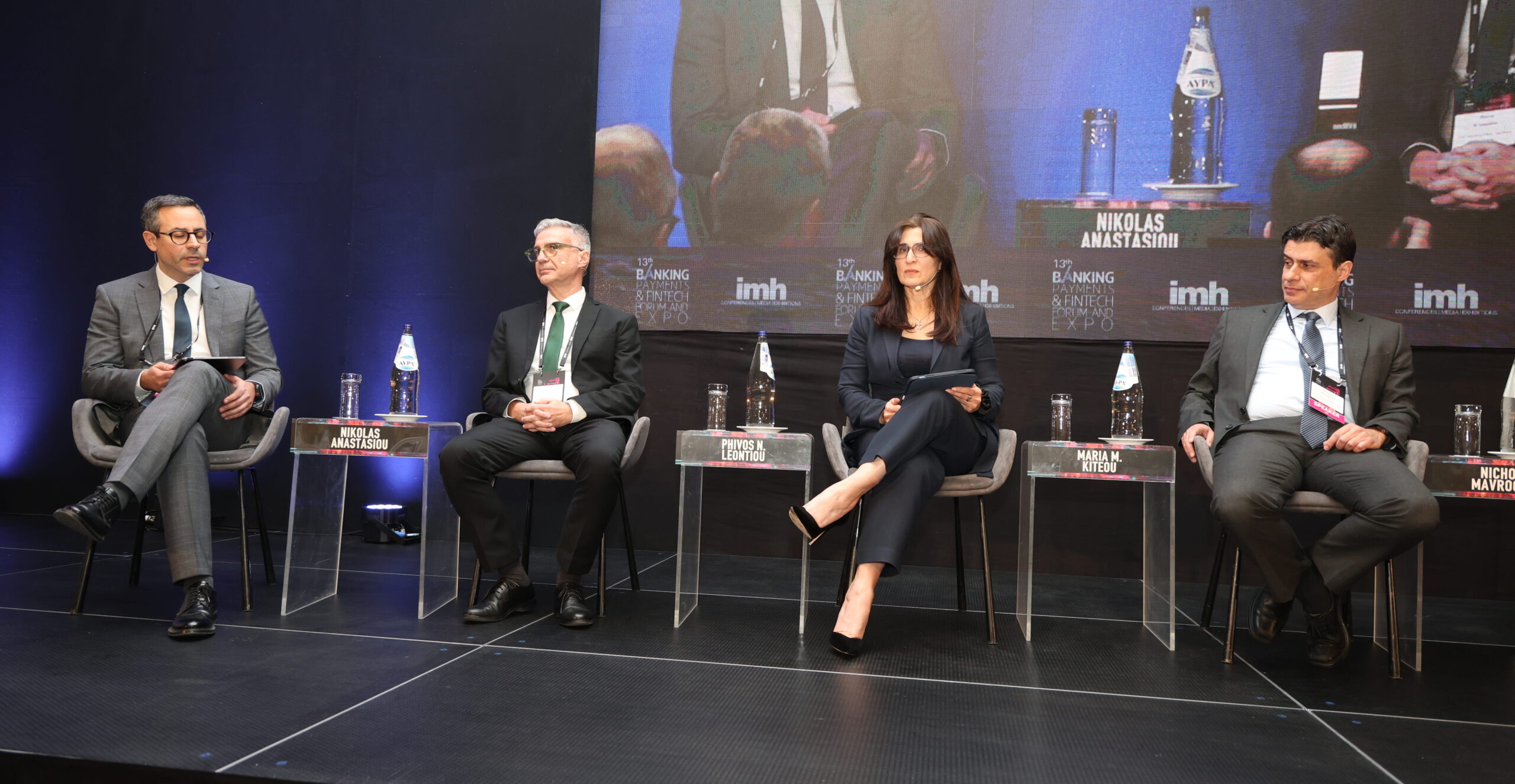 &Delta;&iota;&alpha;&mu;&omicron;&rho;&phi;ώ&nu;&omicron;&nu;&tau;&alpha;&sigmaf; &tau;&omicron; &mu;έ&lambda;&lambda;&omicron;&nu; &tau;&eta;&sigmaf; T&rho;&alpha;&pi;&epsilon;&zeta;&iota;&kappa;ή&sigmaf;: &Omicron; &rho;ό&lambda;&omicron;&sigmaf; &tau;&eta;&sigmaf; &Epsilon;&theta;&nu;&iota;&kappa;ή&sigmaf; &Tau;&rho;ά&pi;&epsilon;&zeta;&alpha;&sigmaf; &sigma;&tau;&omicron;&nu; &sigma;ύ&gamma;&chi;&rho;&omicron;&nu;&omicron; &delta;&iota;ά&lambda;&omicron;&gamma;&omicron;