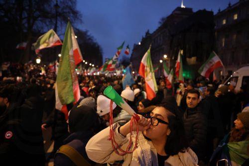 Φορτηγό έπεσε σε πλήθος στο Λος Άντζελες στη διάρκεια πορείας για το Ιράν