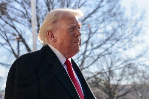 Ο Πρόεδρος Τραμπ υψώνει το μεσαίο δάχτυλο σε εργάτη μπροστά σε κάμερες