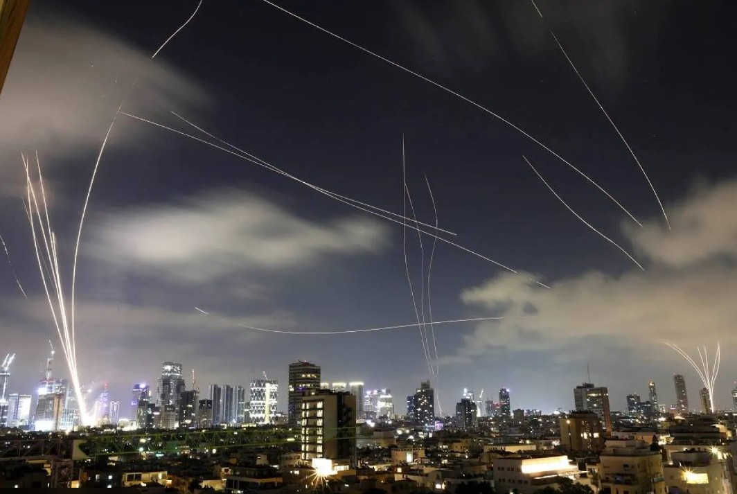 «Προληπτικό χτύπημα» του Ισραήλ στο Ιράν – Εκρήξεις στην Τεχεράνη και σειρήνες σε όλη τη χώρα