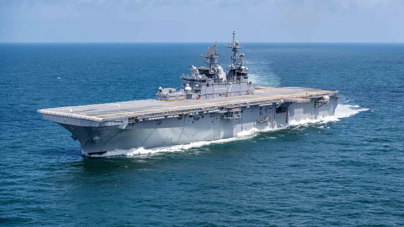 USS Tripoli στη Μέση Ανατολή: Αμερικανική αμφίβια ισχύς με 3.500 πεζοναύτες σε περιβάλλον κλιμάκωσης