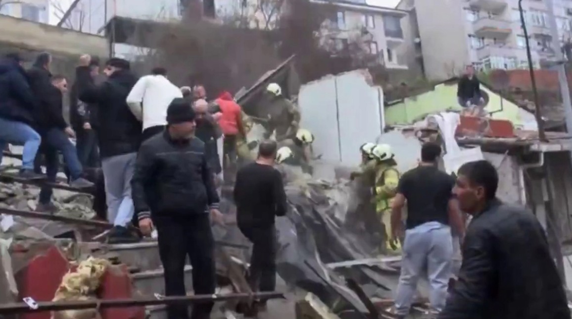 Κωνσταντινούπολη: Κατέρρευσαν δύο κτίρια στο Φατίχ – Μάχη με τον χρόνο για πιθανούς εγκλωβισμένους (ΒΙΝΤΕΟ)