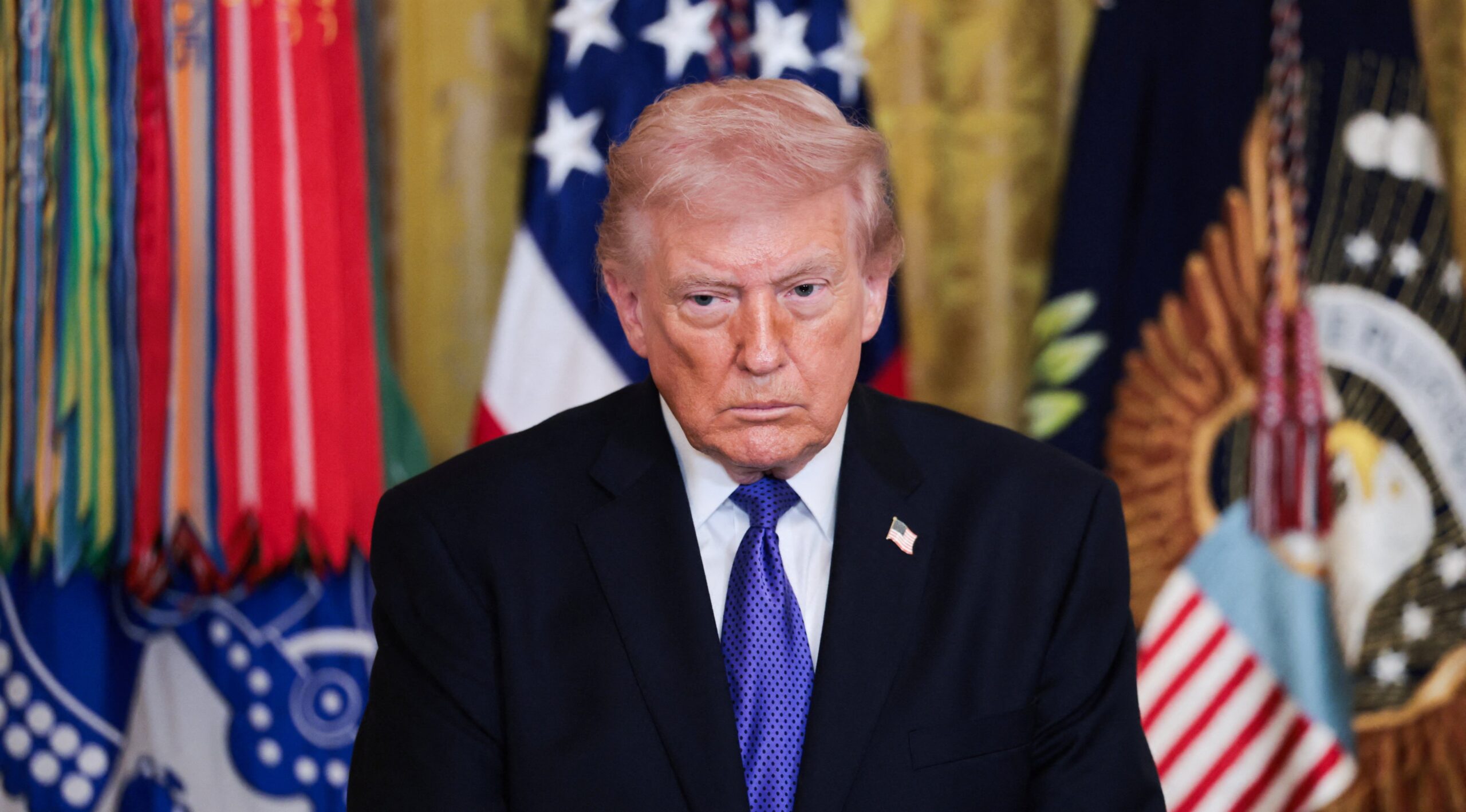 &Tau;&rho;&alpha;&mu;&pi; &gamma;&iota;&alpha; &Iota;&rho;ά&nu;: &laquo;&Chi;ά&sigma;&iota;&mu;&omicron; &chi;&rho;ό&nu;&omicron;&upsilon; &mu;&iota;&alpha; &chi;&epsilon;&rho;&sigma;&alpha;ί&alpha; &epsilon;&iota;&sigma;&beta;&omicron;&lambda;ή&raquo; &ndash; &laquo;Έ&chi;&omicron;&upsilon;&mu;&epsilon; &tau;&epsilon;&rho;ά&sigma;&tau;&iota;&alpha; &pi;&upsilon;&rho;&omicron;&mu;&alpha;&chi;&iota;&kappa;ά&raquo;