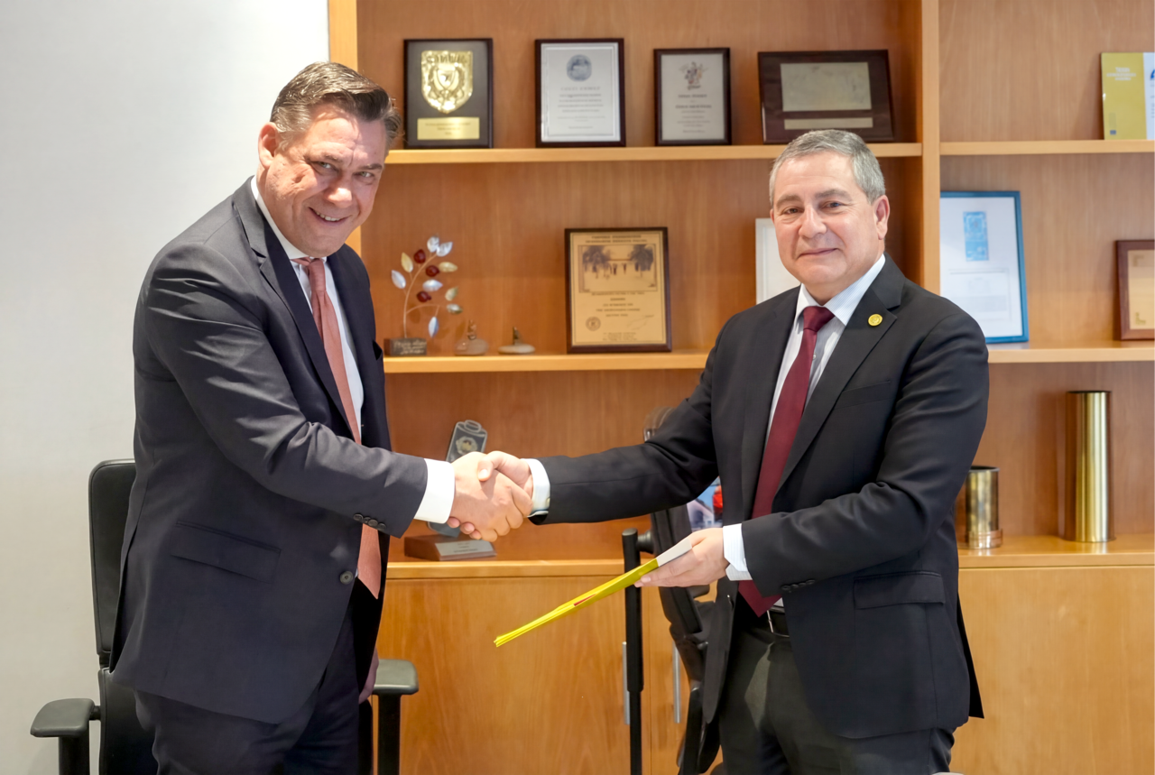 Philip Morris International: A&nu;&alpha;&kappa;&omicron;&iota;&nu;ώ&nu;&epsilon;&iota; &tau;&eta;&nu; &alpha;&nu;&alpha;&nu;έ&omega;&sigma;&eta; &tau;&eta;&sigmaf; &alpha;&delta;&epsilon;&iota;&omicron;&delta;ό&tau;&eta;&sigma;&eta;&sigmaf; &tau;&omicron;&upsilon; IQOS &alpha;&pi;ό &tau;&omicron;&nu; &Omicron;&rho;&gamma;&alpha;&nu;&iota;&sigma;&mu;ό &Tau;&rho;&omicron;&phi;ί&mu;&omega;&nu; &kappa;&alpha;&iota; &Phi;&alpha;&rho;&mu;ά&kappa;&omega;&nu; &tau;&omega;&nu; &Eta;.&Pi;.&Alpha;. (FDA)