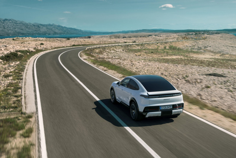 &Epsilon;&mu;&pi;&nu;&epsilon;&upsilon;&sigma;&mu;έ&nu;&omicron; &alpha;&pi;ό έ&nu;&alpha; &theta;&rho;ύ&lambda;&omicron;: &tau;&omicron; &nu;έ&omicron; Cayenne Coup&eacute; Electric