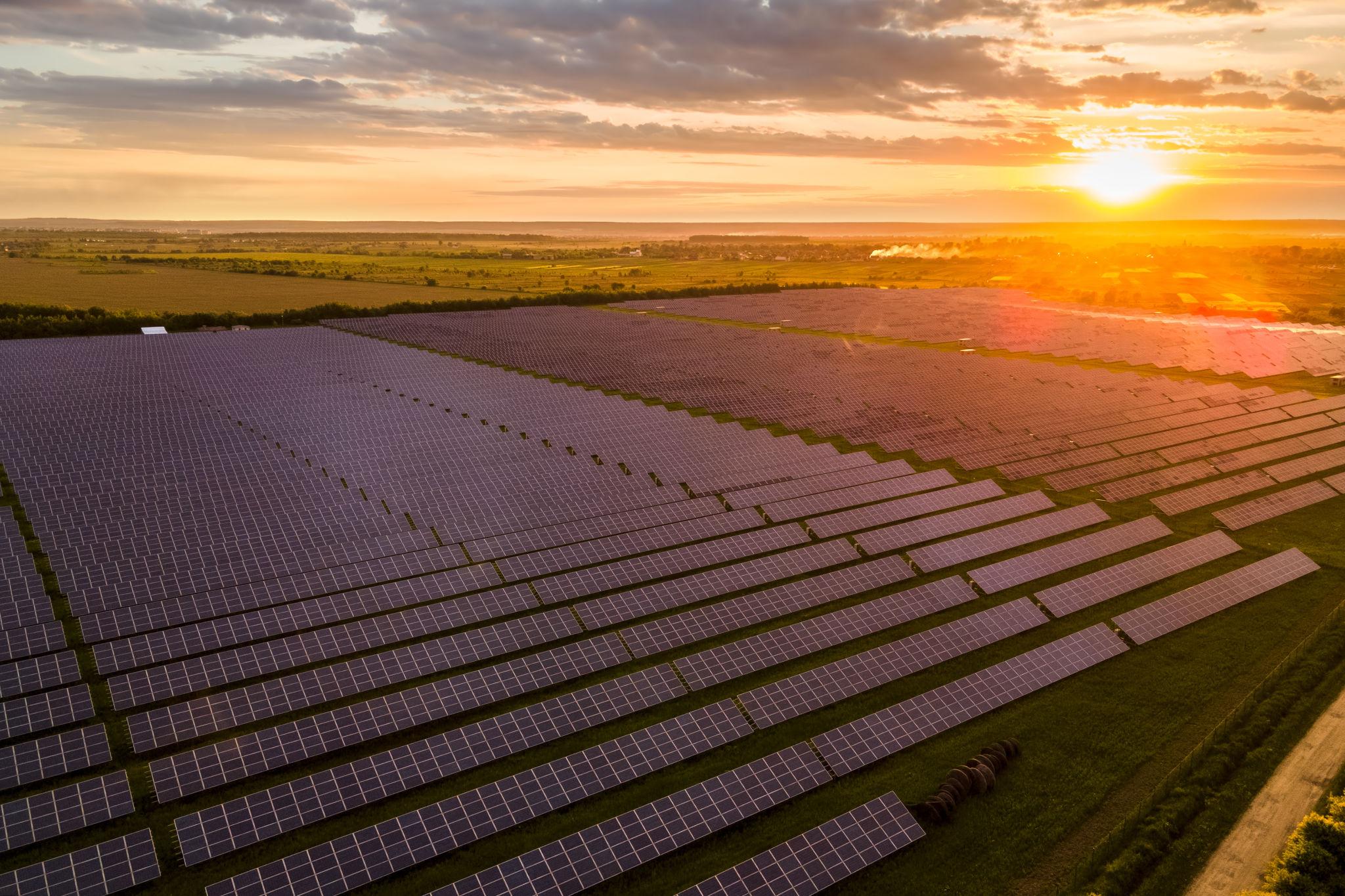 &Epsilon;&kappa;&rho;&eta;&kappa;&tau;&iota;&kappa;ή &alpha;ύ&xi;&eta;&sigma;&eta; &tau;&eta;&sigmaf; &zeta;ή&tau;&eta;&sigma;&eta;&sigmaf; &eta;&lambda;&epsilon;&kappa;&tau;&rho;&iota;&kappa;ή&sigmaf; &epsilon;&nu;έ&rho;&gamma;&epsilon;&iota;&alpha;&sigmaf;: Data centers &kappa;&alpha;&iota; EVs &alpha;&lambda;&lambda;ά&zeta;&omicron;&upsilon;&nu; &tau;&omicron; &epsilon;&nu;&epsilon;&rho;&gamma;&epsilon;&iota;&alpha;&kappa;ό &tau;&omicron;&pi;ί&omicron;