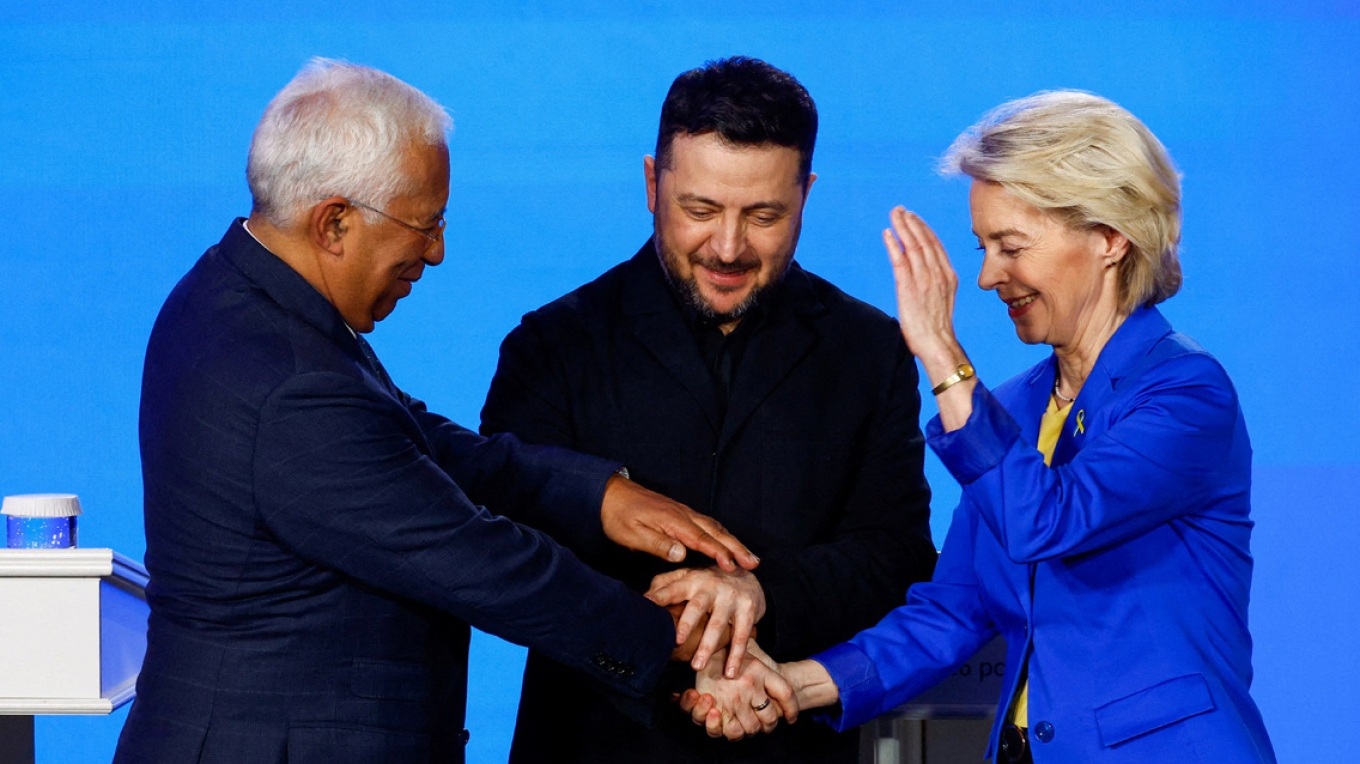 &Eta; &Epsilon;&Epsilon; &epsilon;&pi;&epsilon;&nu;&delta;ύ&epsilon;&iota; &sigma;&tau;&omicron;&nu; &pi;ό&lambda;&epsilon;&mu;&omicron;, &alpha;&nu;&tau;ί &sigma;&tau;&eta;&nu; &epsilon;&iota;&rho;ή&nu;&eta;!