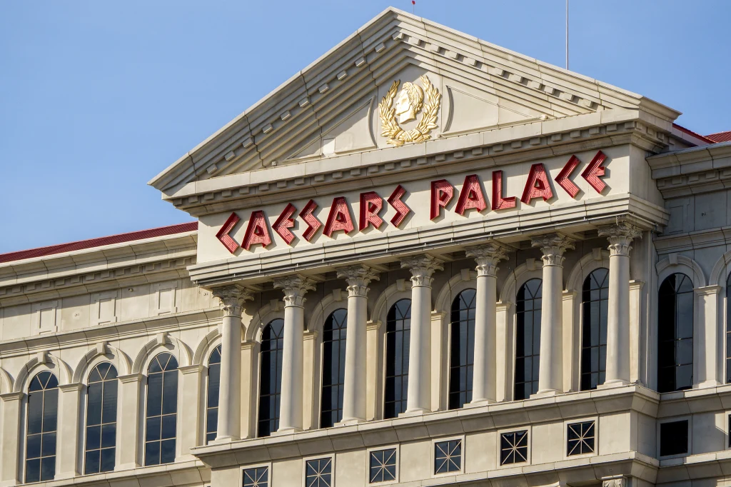 Fertitta &ndash; Caesars: &Tau;&omicron; Deal-&mu;&alpha;&mu;&omicron;ύ&theta; &tau;&omega;&nu; $17,6 &delta;&iota;&sigma;. &pi;&omicron;&upsilon; &alpha;&lambda;&lambda;ά&zeta;&epsilon;&iota; &tau;&omicron;&nu; &chi;ά&rho;&tau;&eta; &tau;&omega;&nu; &kappa;&alpha;&zeta;ί&nu;&omicron; &kappa;&alpha;&iota; &tau;&eta;&sigmaf; &phi;&iota;&lambda;&omicron;&xi;&epsilon;&nu;ί&alpha;&sigmaf;