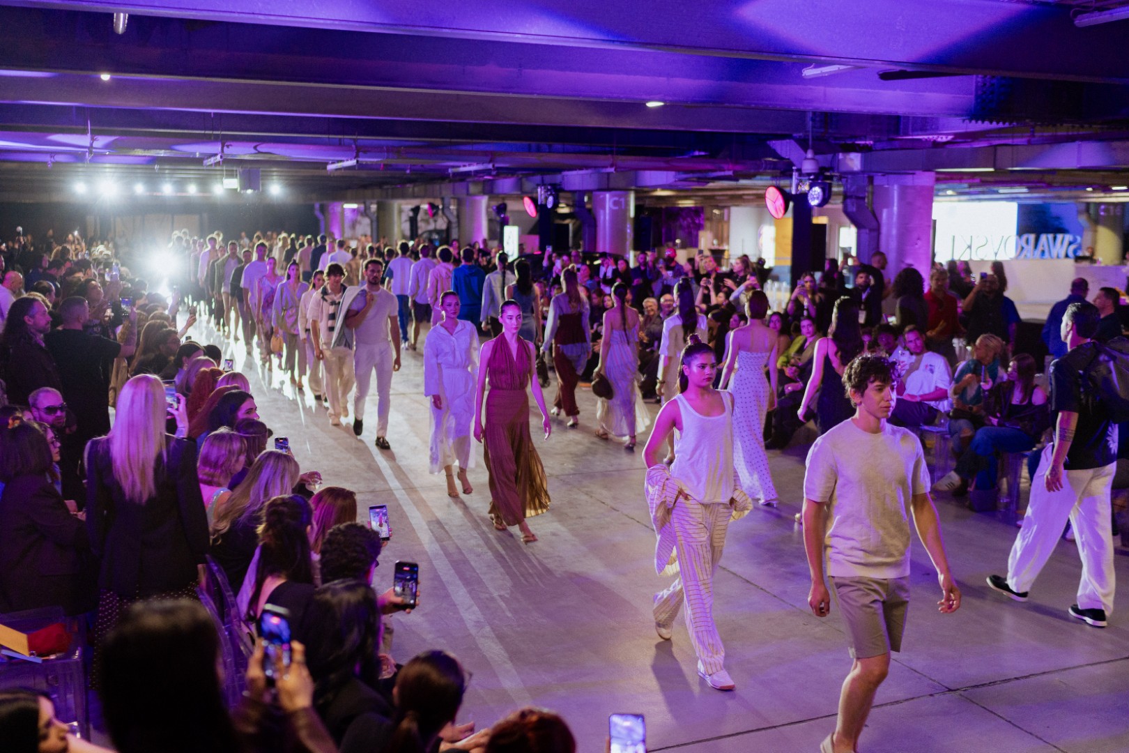 &Tau;&omicron; Mall of Cyprus &pi;&alpha;&rho;&omicron;&upsilon;&sigma;ί&alpha;&sigma;&epsilon; &tau;&eta; &mu;ό&delta;&alpha; &tau;&omicron;&upsilon; &kappa;&alpha;&lambda;&omicron;&kappa;&alpha;&iota;&rho;&iota;&omicron;ύ &mu;έ&sigma;&alpha; &alpha;&pi;ό έ&nu;&alpha; &epsilon;&nu;&tau;&upsilon;&pi;&omega;&sigma;&iota;&alpha;&kappa;ό Fashion Show! (&Phi;&omega;&tau;&omicron;&rho;&epsilon;&pi;&omicron;&rho;&tau;ά&zeta;)