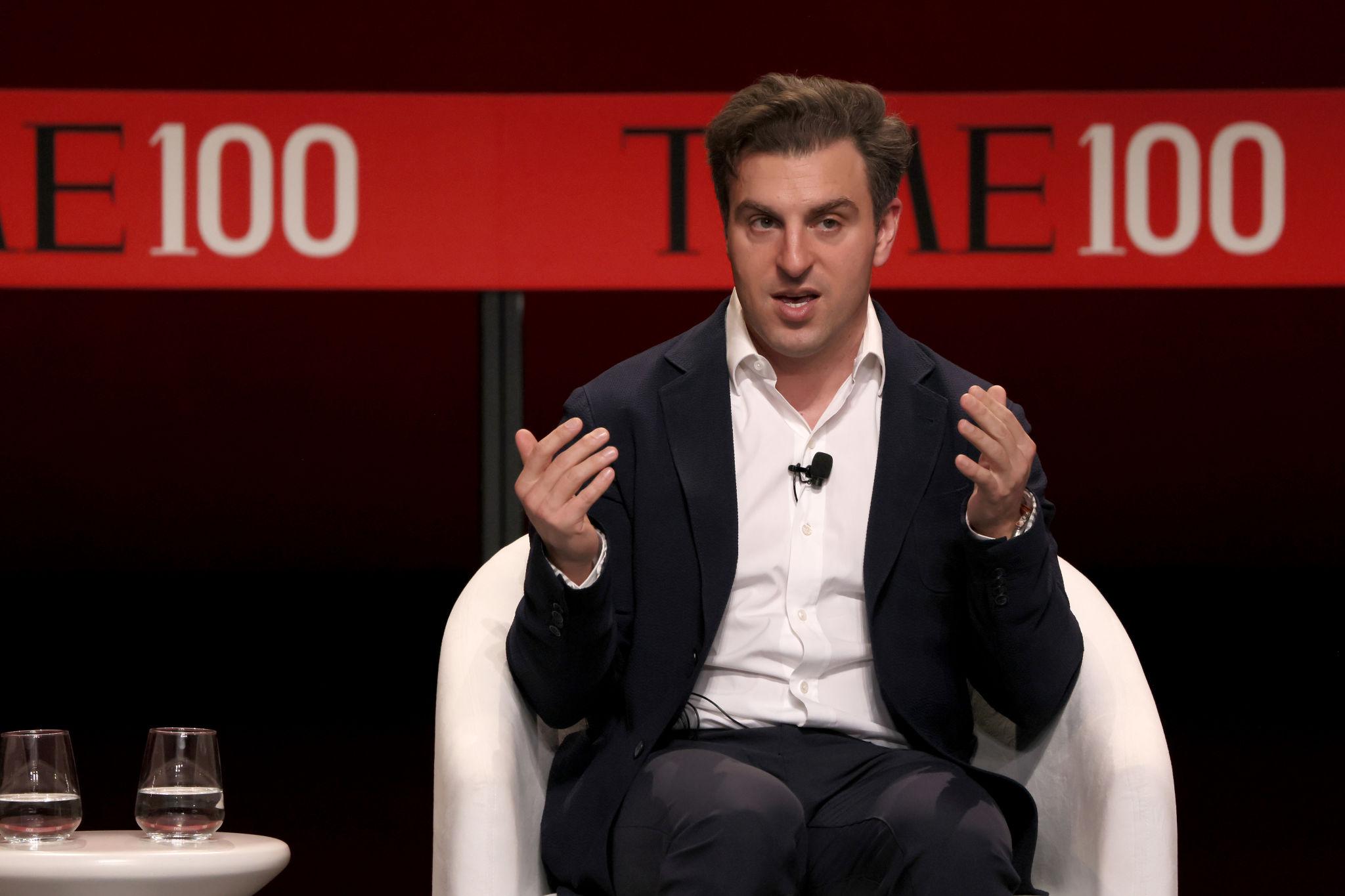 Airbnb: &Omicron; CEO &beta;&lambda;έ&pi;&epsilon;&iota; &tau;&omicron; &mu;έ&lambda;&lambda;&omicron;&nu; &mu;&epsilon; &lambda;&iota;&gamma;ό&tau;&epsilon;&rho;&omicron;&upsilon;&sigmaf; managers &kappa;&alpha;&iota; &pi;&epsilon;&rho;&iota;&sigma;&sigma;ό&tau;&epsilon;&rho;&omicron; AI