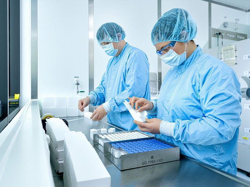 &Alpha;&pi;ό &laquo;&sigma;&omega;&tau;ή&rho;&alpha;&sigmaf;&raquo; &tau;&eta;&sigmaf; &pi;&alpha;&nu;&delta;&eta;&mu;ί&alpha;&sigmaf; &sigma;&epsilon; &kappa;&rho;ί&sigma;&eta;: &Eta; BioNTech &kappa;ό&beta;&epsilon;&iota; &chi;&iota;&lambda;&iota;ά&delta;&epsilon;&sigmaf; &theta;έ&sigma;&epsilon;&iota;&sigmaf; &epsilon;&rho;&gamma;&alpha;&sigma;ί&alpha;&sigmaf;