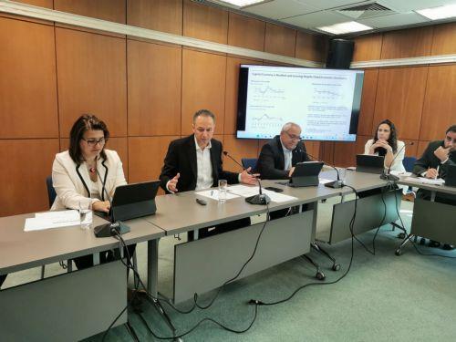 Euroxx: &Iota;&sigma;&chi;&upsilon;&rho;ό &xi;&epsilon;&kappa;ί&nu;&eta;&mu;&alpha; &gamma;&iota;&alpha; &tau;&eta;&nu; &Tau;&rho;ά&pi;&epsilon;&zeta;&alpha; &Kappa;ύ&pi;&rho;&omicron;&upsilon; &ndash; &Beta;&lambda;έ&pi;&epsilon;&iota; &pi;&epsilon;&rho;&iota;&theta;ώ&rho;&iota;&alpha; &upsilon;&pi;έ&rho;&beta;&alpha;&sigma;&eta;&sigmaf; &sigma;&tau;ό&chi;&omega;&nu;