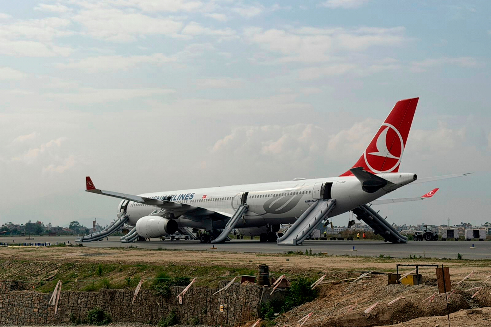 &Phi;&omega;&tau;&iota;ά &sigma;&epsilon; &alpha;&epsilon;&rho;&omicron;&sigma;&kappa;ά&phi;&omicron;&sigmaf; &tau;&eta;&sigmaf; Turkish Airlines, &sigma;ώ&omicron;&iota; &omicron;&iota; &epsilon;&pi;&iota;&beta;&alpha;ί&nu;&omicron;&nu;&tau;&epsilon;&sigmaf;