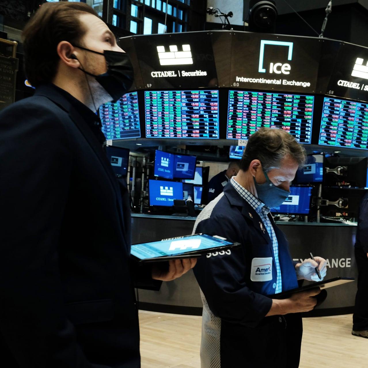 Wall Street: &Phi;ό&beta;&omicron;&iota; &gamma;&iota;&alpha; &mu;&epsilon;&gamma;ά&lambda;&eta; &delta;&iota;ό&rho;&theta;&omega;&sigma;&eta; &kappa;&alpha;&theta;ώ&sigmaf; &tau;&alpha; &omicron;&mu;ό&lambda;&omicron;&gamma;&alpha; &laquo;&phi;&omega;&nu;ά&zeta;&omicron;&upsilon;&nu;&raquo; &pi;&lambda;&eta;&theta;&omega;&rho;&iota;&sigma;&mu;ό