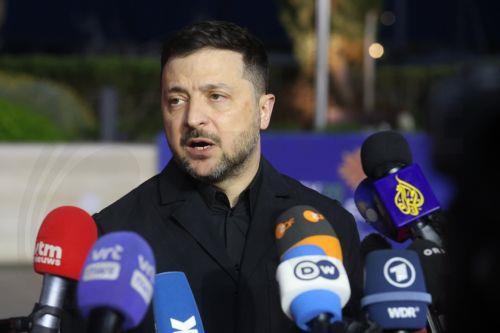 &Eta; &Epsilon;&upsilon;&rho;ώ&pi;&eta; &pi;&rho;έ&pi;&epsilon;&iota; &nu;&alpha; &epsilon;ί&nu;&alpha;&iota; &sigma;&tau;&omicron; &tau;&rho;&alpha;&pi;έ&zeta;&iota; &tau;&omega;&nu; &sigma;&upsilon;&nu;&omicron;&mu;&iota;&lambda;&iota;ώ&nu;, &lambda;έ&epsilon;&iota; &omicron; &Zeta;&epsilon;&lambda;έ&nu;&sigma;&kappa;&iota;