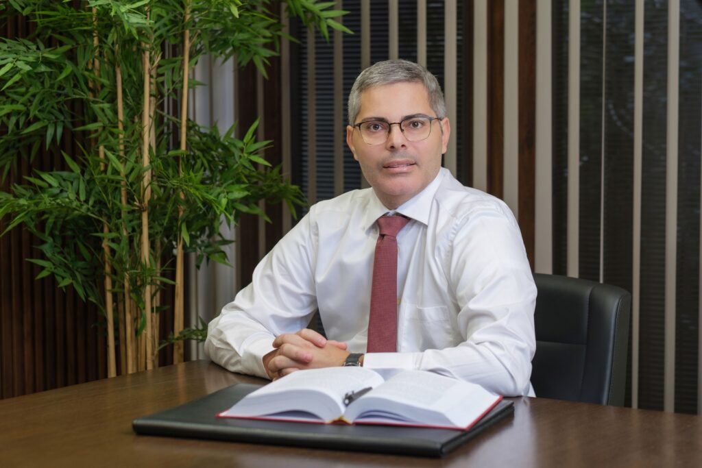 &Pi;έ&rho;&alpha;&nu; &alpha;&pi;ό &tau;&omicron;&upsilon;&sigmaf; &tau;ί&tau;&lambda;&omicron;&upsilon;&sigmaf;: &Eta; &omicron;&iota;&kappa;&omicron;&nu;&omicron;&mu;&iota;&kappa;ή &alpha;&nu;ά&lambda;&upsilon;&sigma;&eta; &pi;ί&sigma;&omega; &alpha;&pi;ό &tau;&iota;&sigmaf; &alpha;&pi;&omicron;&phi;ά&sigma;&epsilon;&iota;&sigmaf; &pi;&omicron;&upsilon; &delta;&iota;&alpha;&mu;&omicron;&rho;&phi;ώ&nu;&omicron;&upsilon;&nu; &tau;&iota;&sigmaf; &alpha;&gamma;&omicron;&rho;έ&sigmaf;