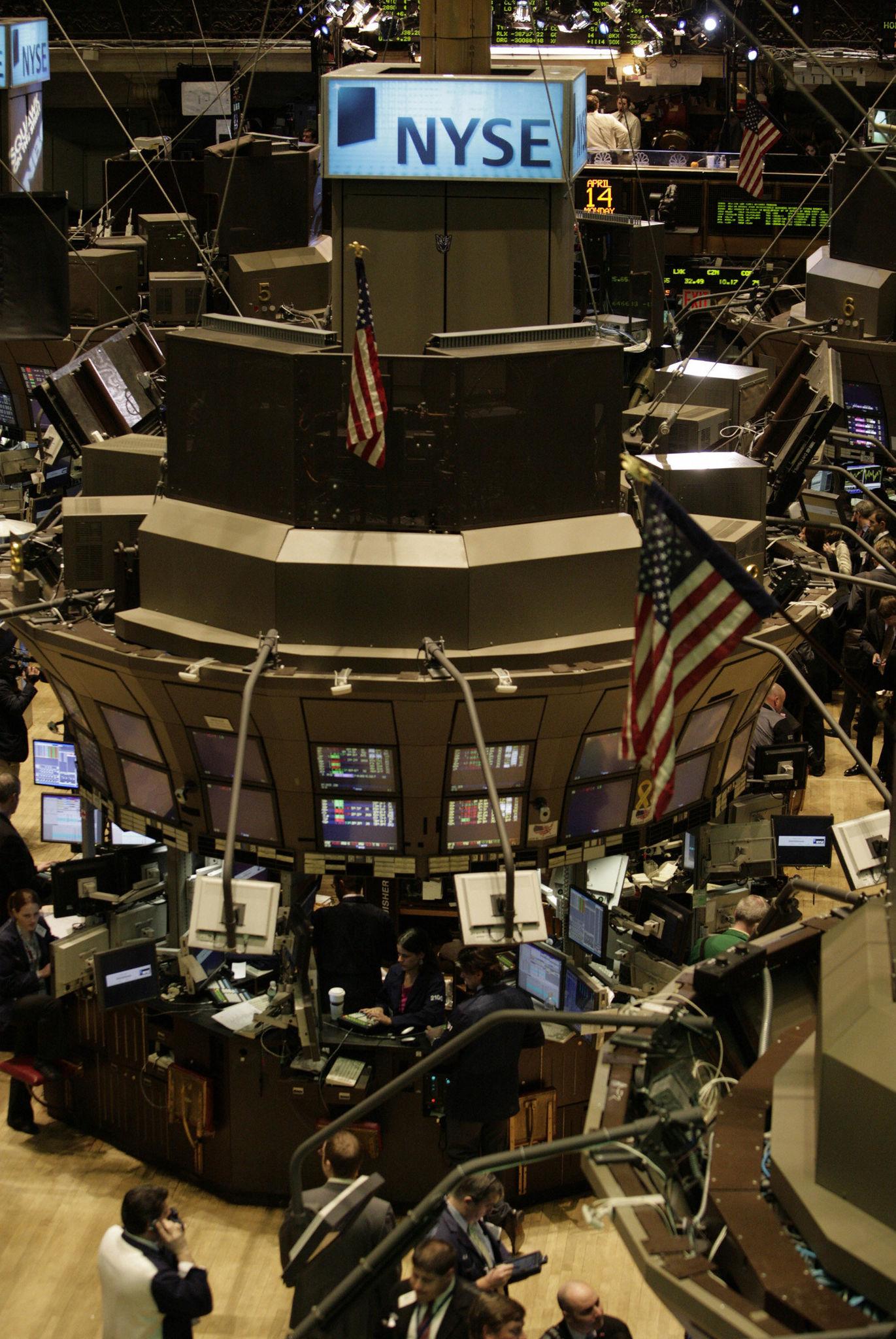 Wall Street: &Rho;ά&lambda;&iota; &sigma;&tau;&omicron;&nu; Dow Jones, &alpha;&lambda;&lambda;ά &eta; Broadcom &laquo;&pi;&alpha;&gamma;ώ&nu;&epsilon;&iota;&raquo; &tau;&omicron; AI trade &ndash; &Kappa;ί&nu;&delta;&upsilon;&nu;&omicron;&sigmaf; &alpha;&pi;&omega;&lambda;&epsilon;&iota;ώ&nu; 350 &delta;&iota;&sigma;. &delta;&omicron;&lambda;&alpha;&rho;ί&omega;&nu;