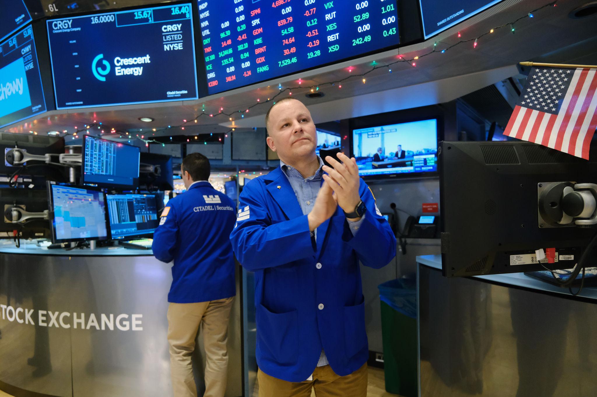 Wall Street: &Mu;&iota;&kappa;&tau;έ&sigmaf; &tau;ά&sigma;&epsilon;&iota;&sigmaf; &mu;&epsilon;&tau;ά &tau;&alpha; &iota;&sigma;&tau;&omicron;&rho;&iota;&kappa;ά &upsilon;&psi;&eta;&lambda;ά &ndash; &Sigma;&tau;&omicron; &epsilon;&pi;ί&kappa;&epsilon;&nu;&tau;&rho;&omicron; &Iota;&rho;ά&nu;, &tau;&epsilon;&chi;&nu;&omicron;&lambda;&omicron;&gamma;ί&alpha; &kappa;&alpha;&iota; &chi;&rho;&upsilon;&sigma;ό&sigmaf;