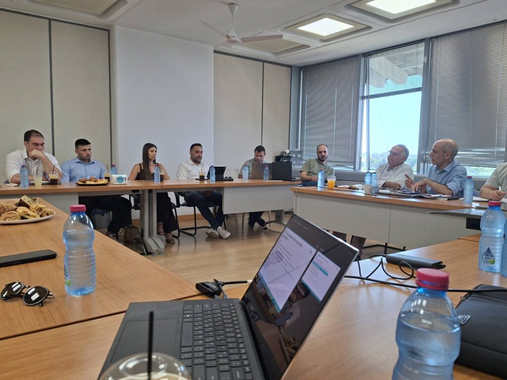 &Sigma;&tau;&omicron; &epsilon;&pi;ί&kappa;&epsilon;&nu;&tau;&rho;&omicron; &omicron;&iota; &pi;&rho;&omicron;&kappa;&lambda;ή&sigma;&epsilon;&iota;&sigmaf; &tau;&eta;&sigmaf; &alpha;&gamma;&omicron;&rho;ά&sigmaf; &eta;&lambda;&epsilon;&kappa;&tau;&rho;&iota;&sigma;&mu;&omicron;ύ